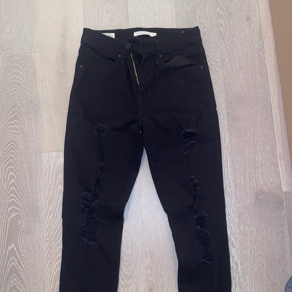 NWOT Levi 721 Black ripped jeans